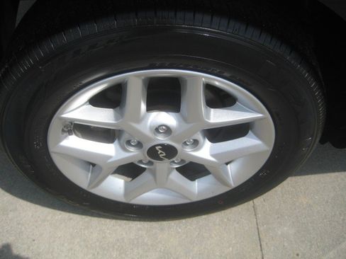 Used 2025 Kia Soul LX w/ LX Technology Package FWD image 8