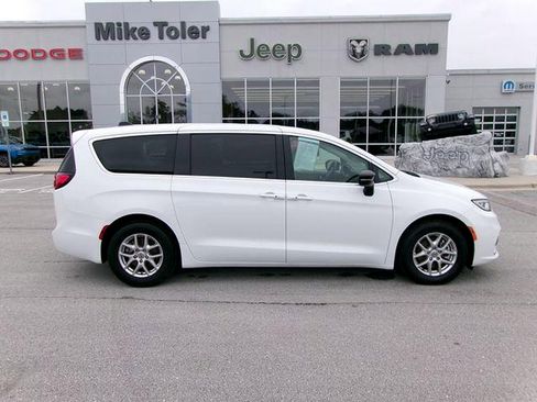 Used 2024 Chrysler Pacifica Touring-L FWD image 4