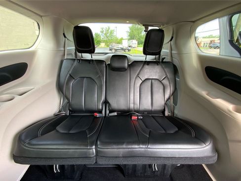 Used 2024 Chrysler Pacifica Touring-L FWD image 37