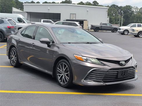 Used 2024 Toyota Camry XLE FWD image 9