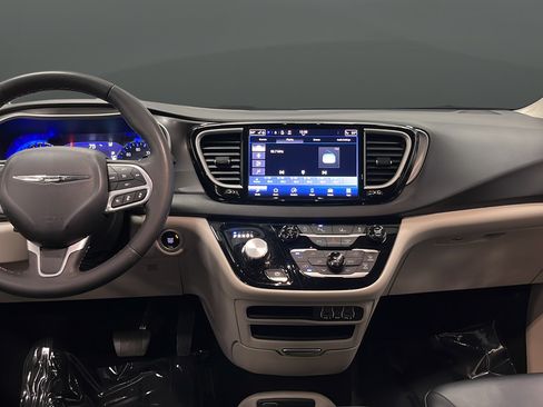 Used 2024 Chrysler Pacifica Touring-L FWD image 11