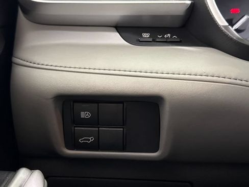 Used 2020 Toyota Highlander XLE AWD/4WD image 39