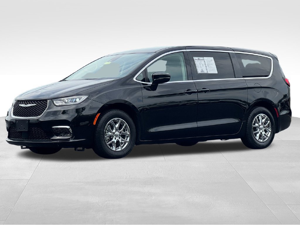 Used 2024 Chrysler Pacifica Touring-L FWD image 3