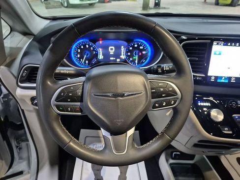 Used 2023 Chrysler Pacifica Touring-L FWD image 12