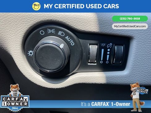 Used 2023 Chrysler Voyager LX image 18