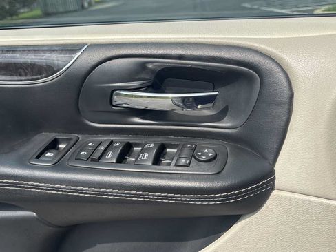 Used 2016 Chrysler Town & Country Touring FWD image 9