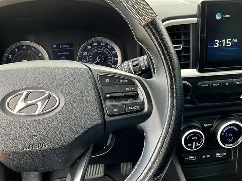 Used 2022 Hyundai Venue Limited FWD image 12
