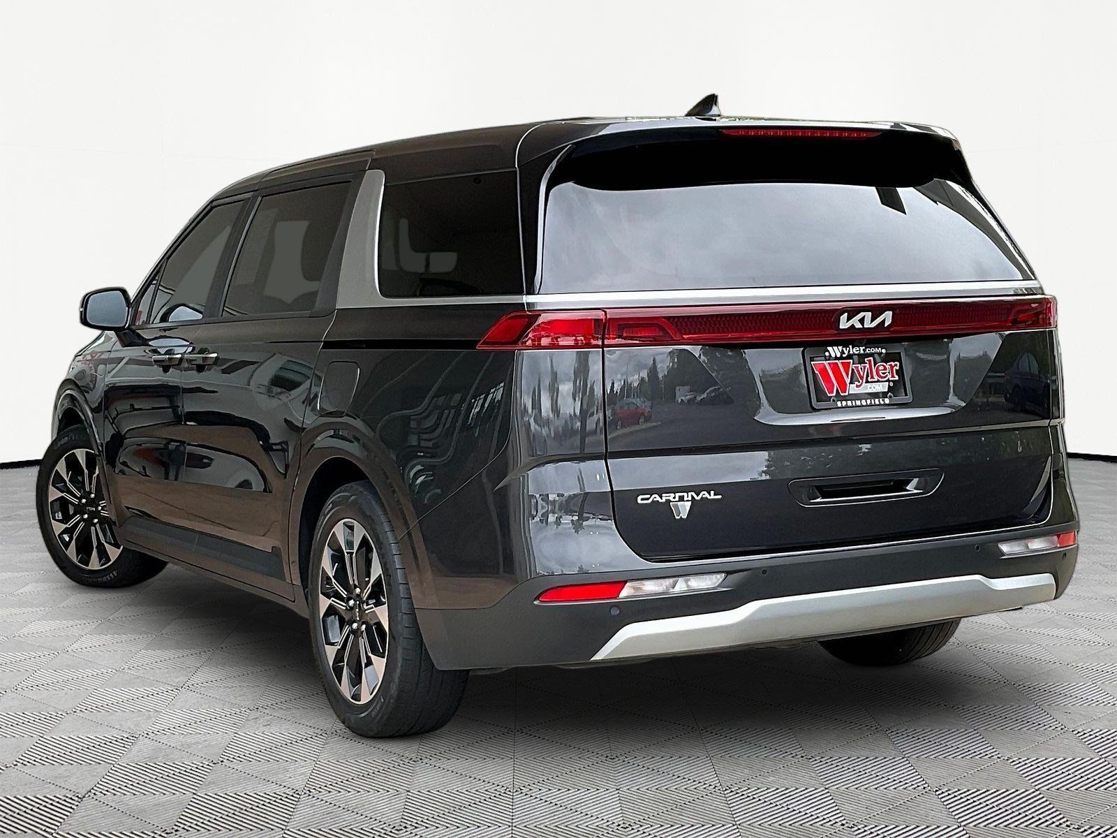 Used 2024 Kia Carnival EX FWD image 4
