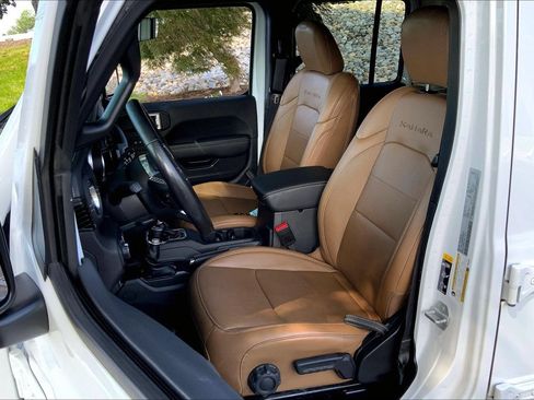 Used 2022 Jeep Wrangler Unlimited Sahara w/ Cold Weather Group AWD/4WD image 7