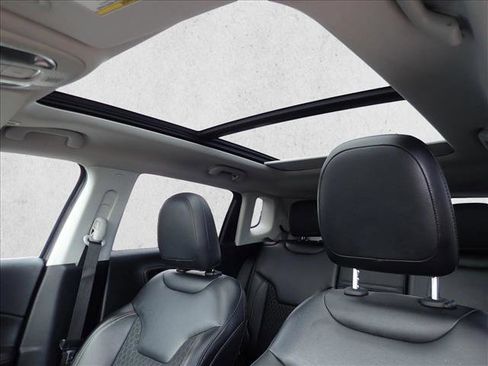 Used 2018 Jeep Compass Latitude w/ Cold Weather Group image 12