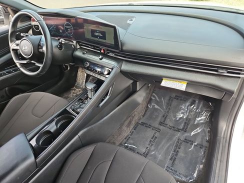 Certified 2025 Hyundai Elantra SEL image 22