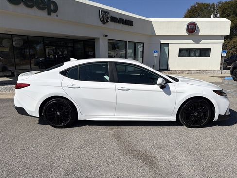 Used 2025 Toyota Camry SE image 4