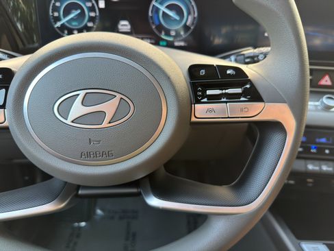 Used 2024 Hyundai Elantra Blue FWD image 20