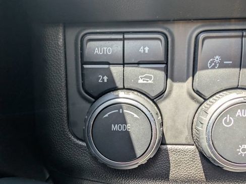 Used 2021 Chevrolet Suburban RST AWD/4WD image 27