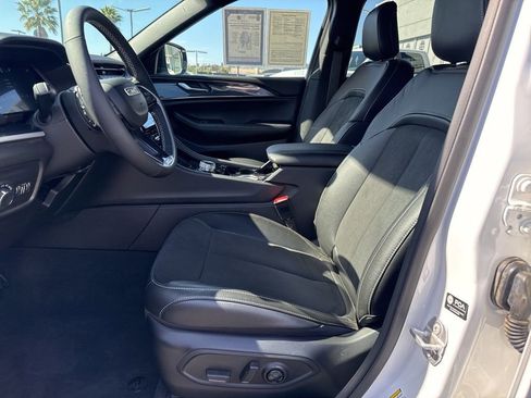 Used 2023 Jeep Grand Cherokee Altitude RWD image 13
