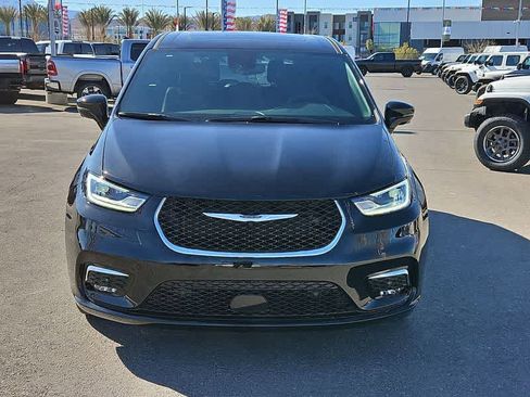 New 2025 Chrysler Pacifica Select image 3