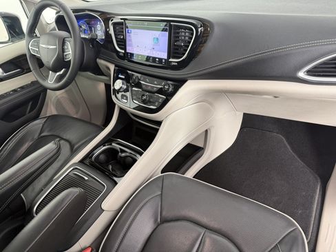Used 2024 Chrysler Pacifica Limited FWD image 11