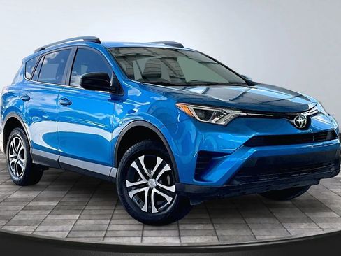 Used 2017 Toyota RAV4 LE FWD image 3