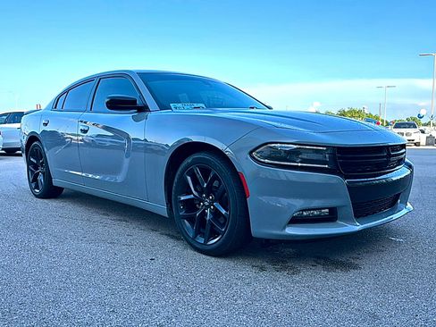 Used 2020 Dodge Charger SXT w/ Driver Convenience Group RWD image 3