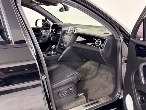 Used 2019 Bentley Bentayga image 32