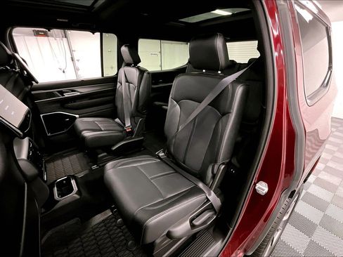 Used 2025 Jeep Wagoneer Series III w/ Premium Group I AWD/4WD image 24