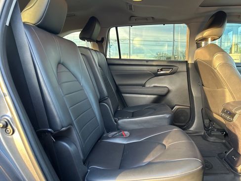 Used 2023 Toyota Highlander XLE image 12