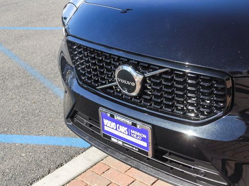 Used 2025 Volvo XC40 B5 Plus image 12