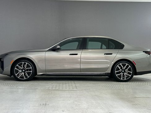 Certified 2023 BMW 740i RWD image 2