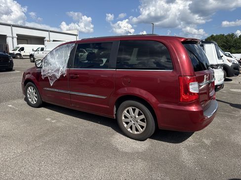 Used 2014 Chrysler Town & Country Touring FWD image 7