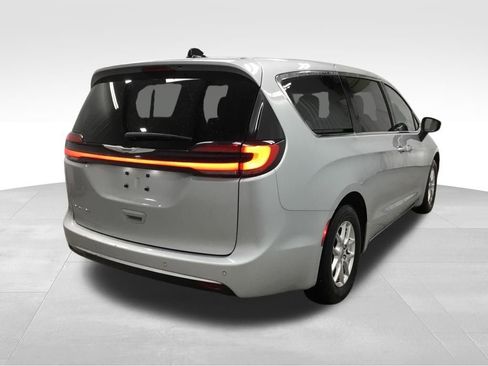 Used 2023 Chrysler Pacifica Touring-L FWD image 14