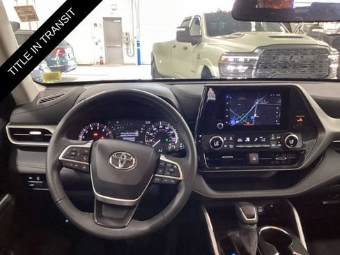 Used 2024 Toyota Highlander LE AWD/4WD image 6