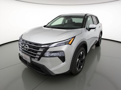 Used 2025 Nissan Rogue SV image 3