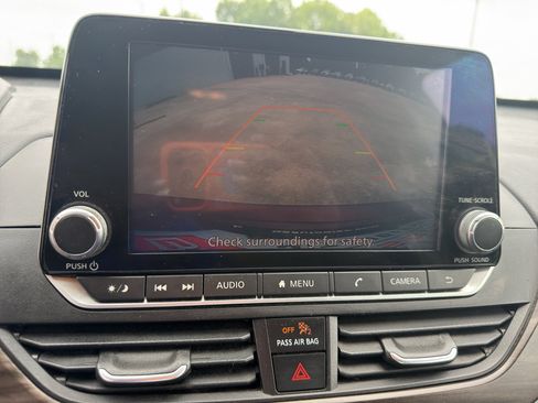 Used 2024 Nissan Altima 2.5 SV FWD image 11