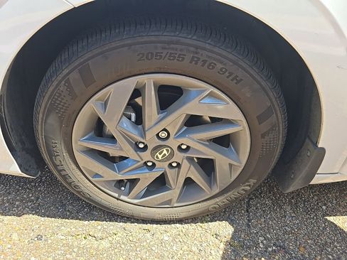 Used 2024 Hyundai Elantra SEL FWD image 19