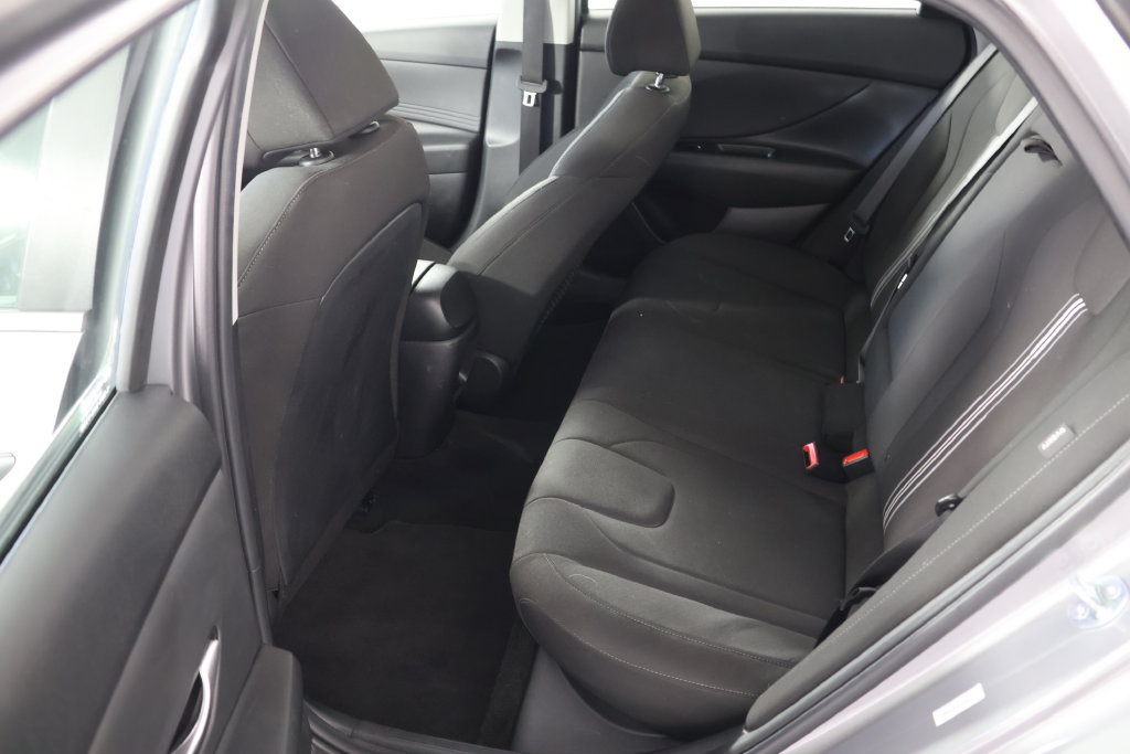 Used 2025 Hyundai Elantra SEL FWD image 21