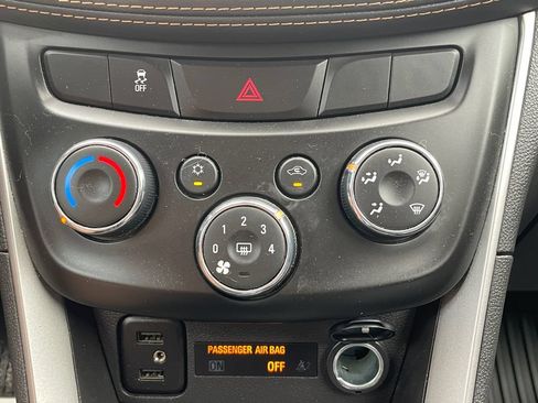 Used 2021 Chevrolet Trax LT w/ LT Convenience Package AWD/4WD image 24