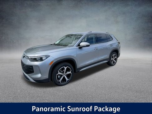 New 2025 Volkswagen Tiguan SE image 8