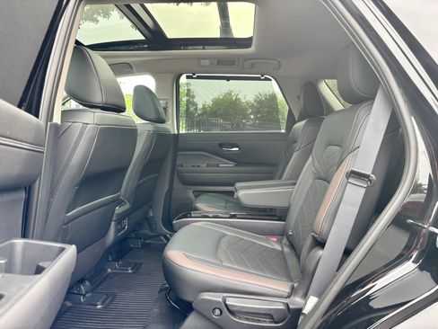 Used 2025 Nissan Pathfinder Platinum AWD/4WD image 24