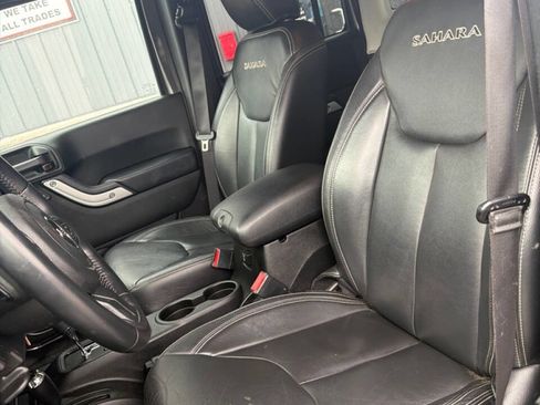 Used 2017 Jeep Wrangler Unlimited Sahara w/ Connectivity Group image 11