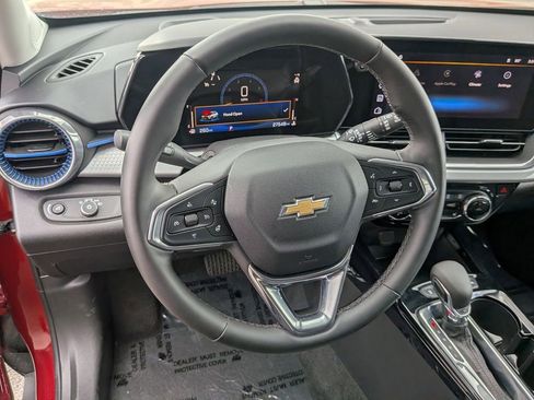 Used 2025 Chevrolet Trax LT w/ LT Convenience Package FWD image 21