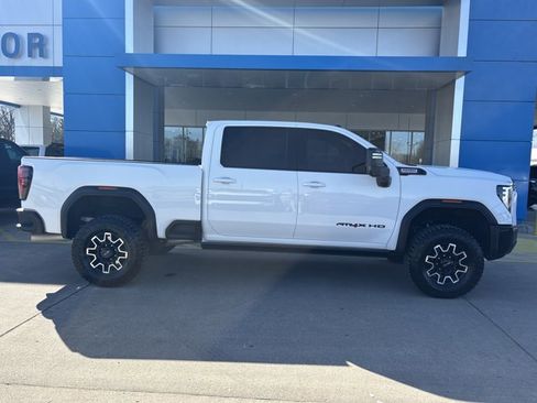 Used 2024 GMC Sierra 2500 AT4X image 2