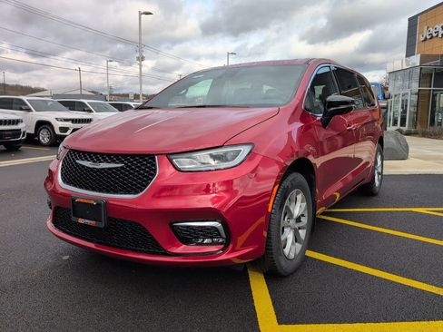 New 2026 Chrysler Pacifica Limited image 3