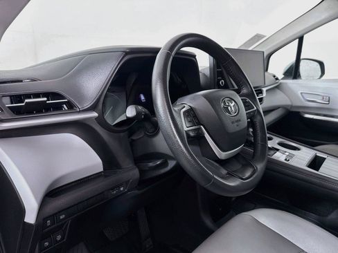 Certified 2025 Toyota Sienna XLE FWD image 4
