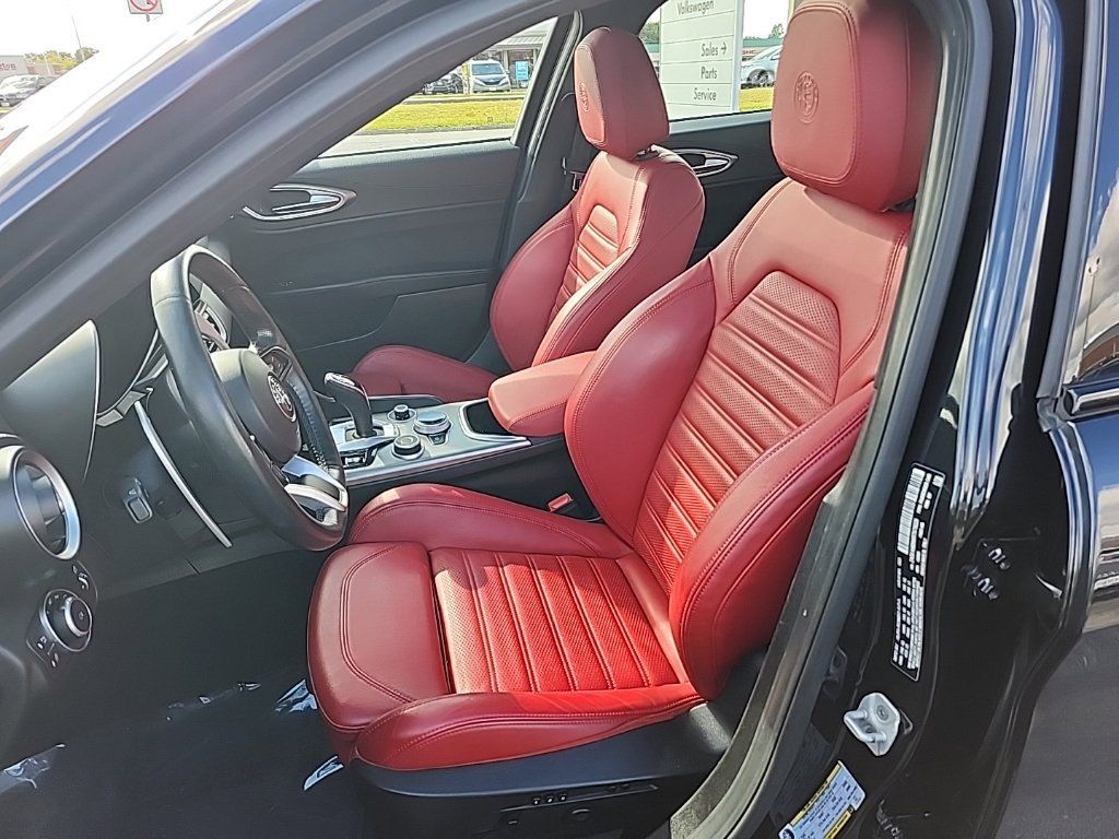 Used 2024 Alfa Romeo Giulia Veloce AWD/4WD image 7