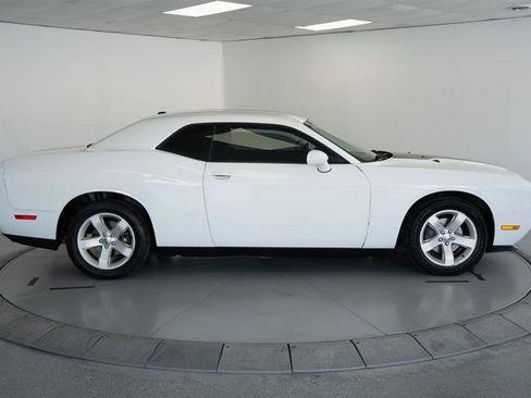 Used 2014 Dodge Challenger SXT RWD image 9
