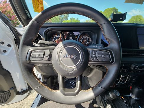 Used 2024 Jeep Gladiator Mojave AWD/4WD image 11
