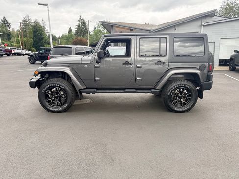 Used 2018 Jeep Wrangler Unlimited Sahara w/ Max Tow Package AWD/4WD image 2