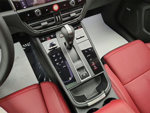 Used 2025 Porsche Macan image 13