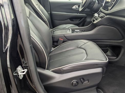 Used 2025 Chrysler Pacifica Limited FWD image 27