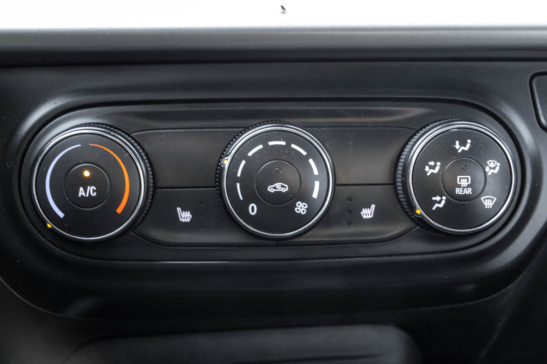 Used 2025 Chevrolet Trax LS w/ LS Convenience Package FWD image 30